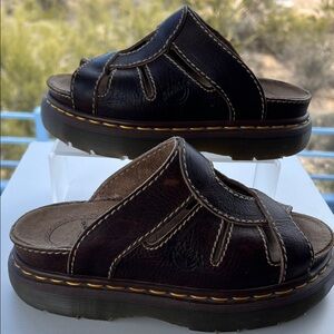 🏴󠁧󠁢󠁥󠁮󠁧󠁿 Vintage MIE Dr. Martens Brown Chunky Platform 90’s Slides / Sandals